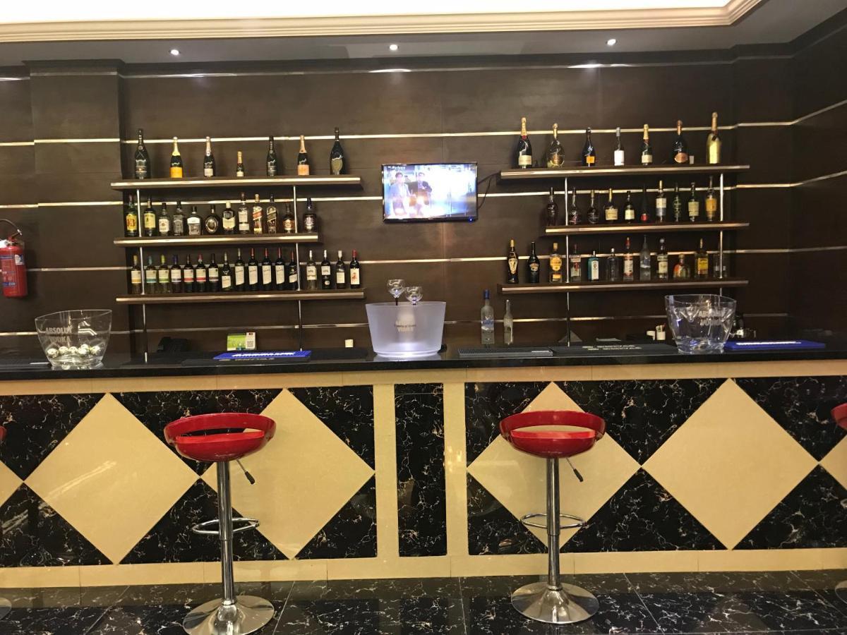 Boulevard Palace Hotel Монровия Экстерьер фото